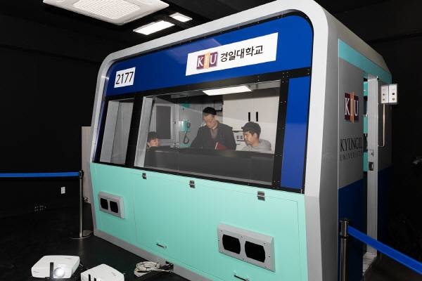 KIU철도아카데미 실제 전기동차와 동일한 운전실로 구성된 전기능 모의운전연습기(FTS). 경일대.
