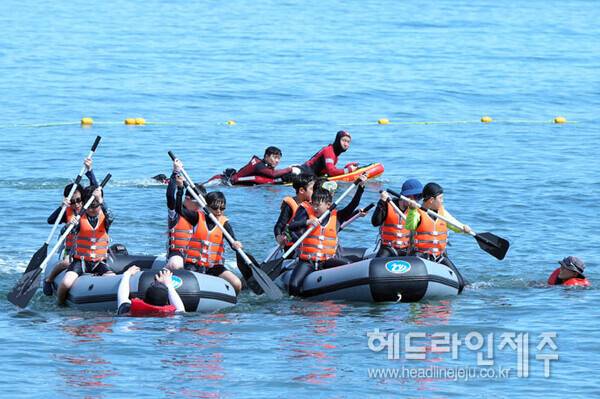 사진은 2024년 삼양해수욕장에서 진행된 제주특화연안안전교실 바다생존수영교육 모습. (사진=제주도교육청)