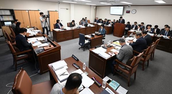 제주특별자치도의회 농수축경제위원회(위원장 양영식, 더불어민주당·연동갑)는 17일 2024년 결산심사에서 집행부를 상대로 질의하고 있다.