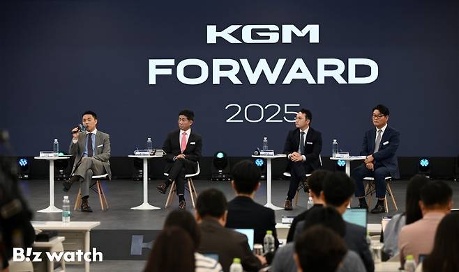 KG모빌리티 임원진이 17일 KG모빌리티 평택 본사에서 열린 'KGM 포워드(FORWARD)' 참석해 질의응답 시간을 갖고 있다./사진=이명근 기자 qwe123@