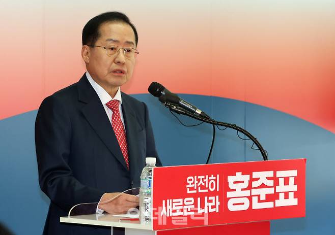 [이데일리 방인권 기자] 제21대 대통령선거에 출마를 선언한 홍준표 전 대구시장이 15일 오후 서울 여의도 자신의 캠프 사무실에서 ‘선진대국시대’ 비전을 발표하고 있다.