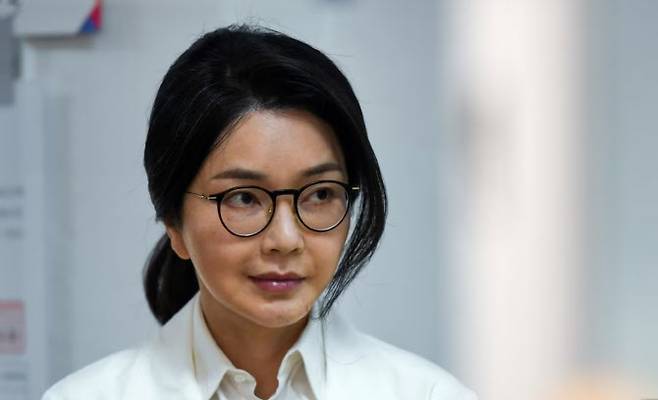 윤석열 전 대통령의 부인 김건희 여사가 3일 서울 서초구 원명초등학교에 마련된 서초구 제3투표소에서 투표를 하기 위해 줄을 서 있다. (사진=뉴스1)