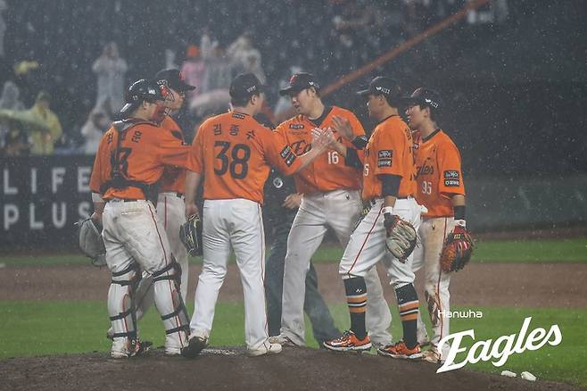 15일 대전 한화생명 볼파크에서 열린 LG 트윈스와 경기에서 승리를 거둔 뒤 세레머니를 하는 한화 선수들