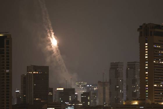 현지시간 16일 이스라엘 텔아비브 상공에서 방공 시스템 아이언돔이 이란이 발사한 미사일을 막아내기 위해 작동하고 있다. 〈사진출처 EPA/ATEF SAFADI / 연합뉴스〉