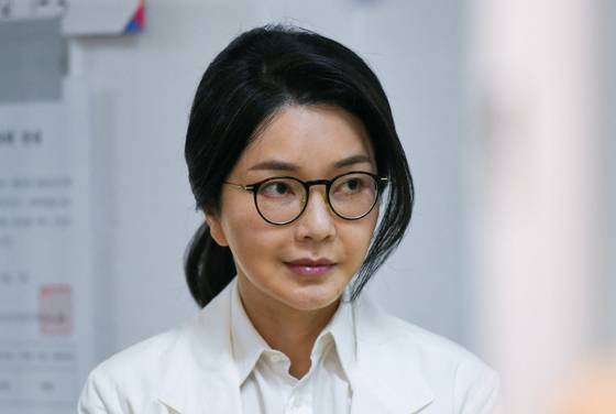 윤석열 전 대통령 부인 김건희 여사가 제21대 대통령 선거일인 지난 3일 서울 서초구 원명초등학교에 마련된 서초4동제3투표소에서 투표하기 위해 줄을 서고 있다. 〈사진=공동취재/연합뉴스〉