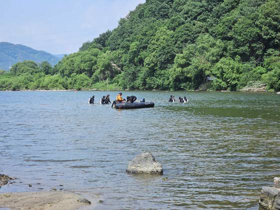 소방 당국이 강원 홍천강에서 실종된 중학생을 찾기 위해 수색 작업을 벌이는 모습〈사진=홍천소방서 제공〉