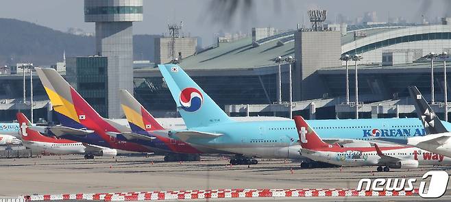 인천국제공항 주기장에 저비용항공사(LCC) 여객기를 비롯한 각 항공사 비행기들이 서 있다. 2022.1.18/뉴스1 ⓒ News1 임세영 기자