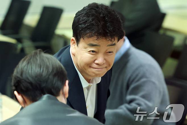 백종원 더본코리아 대표가 지난 3월 서울 서초구 스페이스쉐어 강남역센터에서 열린 정기 주주총회에서 참석해 주주들과 인사를 나누고 있다. 2025.3.28/뉴스1 ⓒ News1 김진환 기자