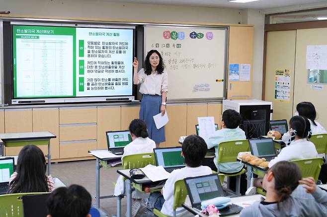 지난 12일 진행된 ‘WWF-P&G 탄소중립 및 전과정 평가 교육’에서 담당 선생님이 학생들에게 ‘전과정 평가’를 교육하고 있다. (한국P&G제공)