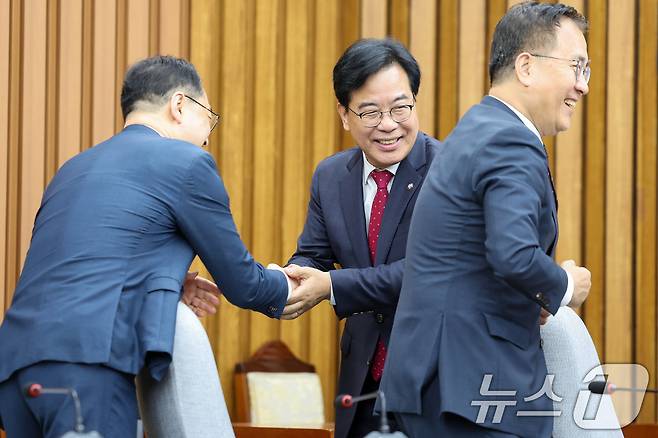 송언석 국민의힘 신임 원내대표가 17일 오전 서울 여의도 국회에서 열린 원내대책회의에 참석해 김건 의원과 악수하고 있다. 2025.6.17/뉴스1 ⓒ News1 안은나 기자