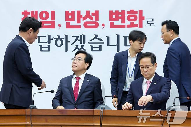 송언석 국민의힘 신임 원내대표가 17일 오전 서울 여의도 국회에서 열린 원내대책회의에 참석해 강대식 의원과 대화하고 있다. 2025.6.17/뉴스1 ⓒ News1 안은나 기자