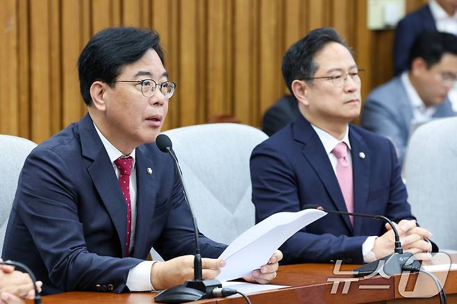 송언석 국민의힘 신임 원내대표가 17일 오전 서울 여의도 국회에서 열린 원내대책회의에 참석해 모두 발언하고 있다. 2025.6.17/뉴스1 ⓒ News1 안은나 기자