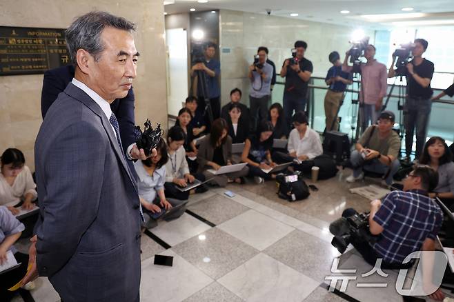 윤석열 전 대통령의 부인 김건희 여사 의혹 관련 사건을 맡은 민중기 특별검사가 17일 오전 서울 서초구 사무실에서 취재진의 질문에 답변하고 있다. 2025.6.17/뉴스1 ⓒ News1 민경석 기자