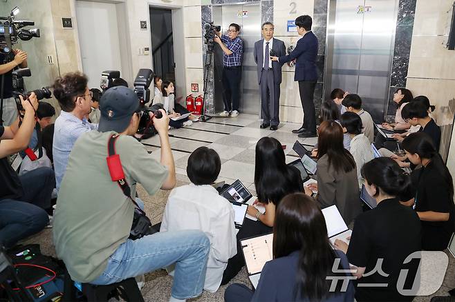 윤석열 전 대통령의 부인 김건희 여사 의혹 관련 사건을 맡은 민중기 특별검사가 17일 오전 서울 서초구 사무실에서 취재진의 질문에 답변하고 있다. 2025.6.17/뉴스1 ⓒ News1 민경석 기자