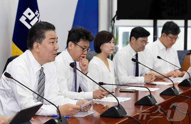 김병기 더불어민주당 대표 직무대행 겸 원내대표가 17일 오전 서울 여의도 국회에서 열린 원내대책회의에서 발언을 하고 있다. 2025.6.17/뉴스1 ⓒ News1 이재명 기자