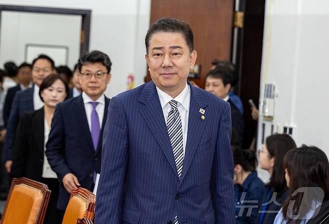 김병기 더불어민주당 대표 직무대행 겸 원내대표가 17일 오전 서울 여의도 국회에서 열린 원내대책회의에 참석하고 있다. 2025.6.17/뉴스1 ⓒ News1 이재명 기자