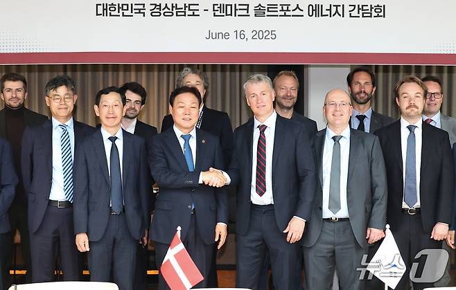 박완수 경남지사(가운데 왼쪽)를 단장으로 한 경남대표단이 덴마크 현지 시각 16일 차세대 원자로인 소형용융염원자로(MSR)를 개발 중인 덴마크 솔트포스 에너지에서 현지 관계자들과 기념사진을 촬영하고 있다.(경남도 제공. 재판매 및 DB금지)