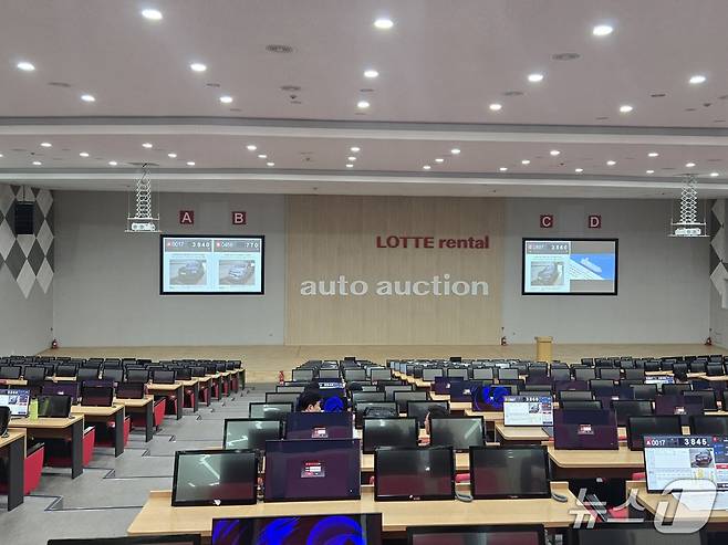 16일 경기 안성의 롯데렌탈 중고차 경매장 '롯데오토옥션'에서 경매가 진행되는 모습. 500대의 경매 응찰 모니터 화면 중 켜진 곳은 20여대에 불과했다. 이날 총 1315대가 출품됐는데, 90% 이상의 딜러들이 온라인을 통해 경매에 참여했다. 2025.06.16/뉴스1 김성식 기자