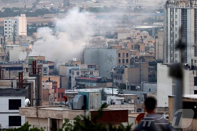 이란과 이스라엘 간 교전이 계속되는 가운데 16일(현지시간) 이란 테헤란 남동쪽에서 이스라엘의 공습으로 연기가 피어오른다. 25.06.16 ⓒ AFP=뉴스1 ⓒ News1 김예슬 기자