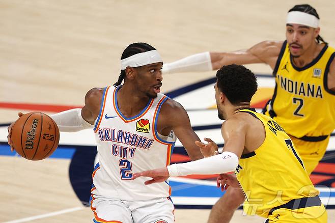 오클라호마시티 선더가 17일(한국시간) 열린 2024-25 NBA 파이널 5차전에서 인디애나 페이서스에 120-109로 이겼다. 사진 왼쪽은 이날 31점 10어시스트을 기록한 샤이 길저스 알렉산더. ⓒ AFP=뉴스1