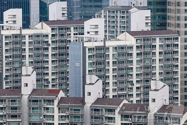 서울 아파트값이 급등하면서 9개월여 만에 최고 주간 상승률을 기록했다. 사진은 13일 서울 시내 아파트의 모습. 2025.6.13/뉴스1 ⓒ News1 김도우 기자