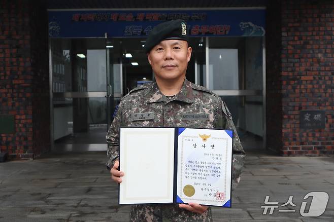 육군 제35보병사단 소속 박영춘 완주군기동대장이 경찰을 도와 무면허 피의자를 제압해 전북 완주경찰서장으로부터 감사장을 받았다.(35사단 제공. 재판매 및 DB금지)