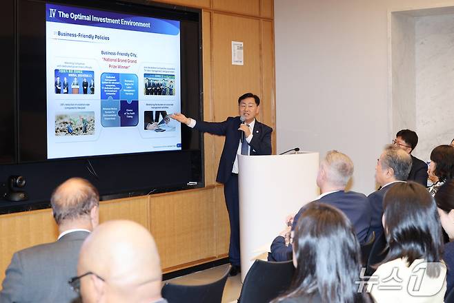 미국을 방문중인 김관영 전북지사가 16일(현지시간) 미국 뉴욕 맨해튼에서 블룸버그, 씨티은행, 뉴욕시 경제개발공사 세계적 민간 및 공공기관 관계자들을 대상으로 전북의 대규모 프로젝트인 새만금과 금융허브도시 조성사업 등 주요 정책사업들에 대한 전북도 투자설명회를 하고 있다.(전북도 제공. 재판매 및 DB금지)/뉴스1