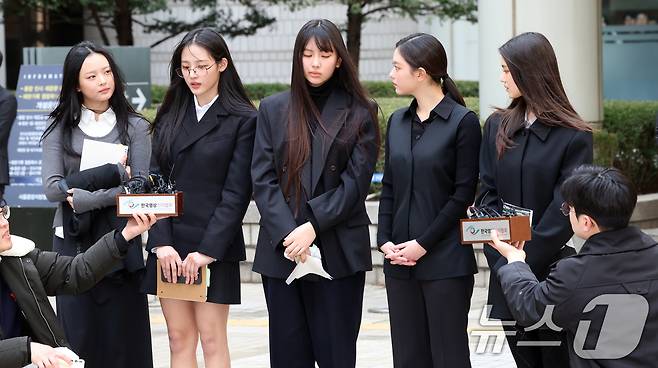 그룹 뉴진스(왼쪽부터 하니, 민지, 혜인, 해린, 다니엘)가 7일 서울 서초구 서울중앙지방법원에서 어도어 측이 멤버들을 상대로 제기한 ‘기획사 지위보전 및 광고계약 체결 등 금지’ 가처분 첫 심문기일을 마친 후 취재진 질문에 답하고 있다. 2025.3.7/뉴스1 ⓒ News1 황기선 기자