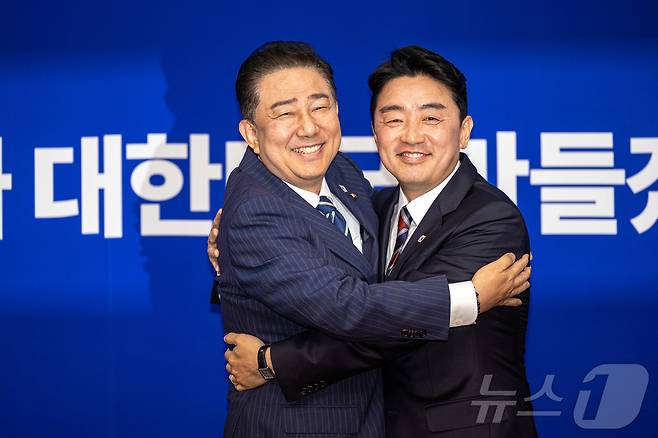 김병기 더불어민주당 대표 직무대행 겸 원내대표가 17일 오후 서울 여의도 국회에서 강훈식 대통령 비서실장, 우상호 정무수석을 접견하고 있다. 2025.6.17/뉴스1 ⓒ News1 이재명 기자