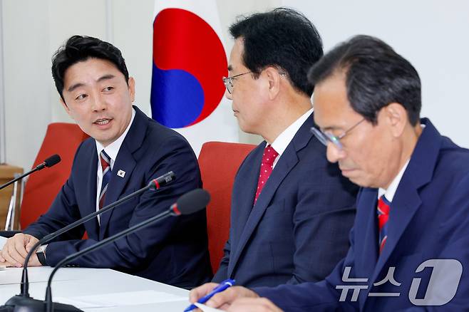 강훈식 대통령 비서실장(왼쪽)이 17일 서울 여의도 국회에서 송언석 국민의힘 원내대표를 예방하며 인사말을 하고 있다. 오른쪽은 우상호 정무수석. 2025.6.17/뉴스1 ⓒ News1 안은나 기자