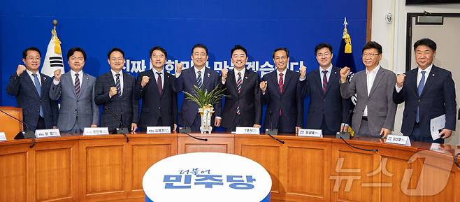 김병기 더불어민주당 대표 직무대행 겸 원내대표가 17일 오후 서울 여의도 국회에서 강훈식 대통령 비서실장에게 축하난을 전달 받은 후 기념촬영을 하고 있다. 2025.6.17/뉴스1 ⓒ News1 이재명 기자