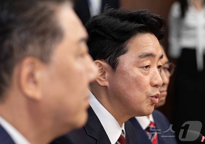 강훈식 대통령 비서실장이 17일 오후 서울 여의도 국회에서 김병기 더불어민주당 대표 직무대행 겸 원내대표를 예방하며 발언하고 있다. 2025.6.17/뉴스1 ⓒ News1 이재명 기자