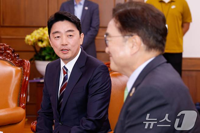 강훈식 대통령 비서실장이 17일 서울 여의도 국회에서 우원식 국회의장을 예방하며 인사말을 하고 있다. 2025.6.17/뉴스1 ⓒ News1 안은나 기자