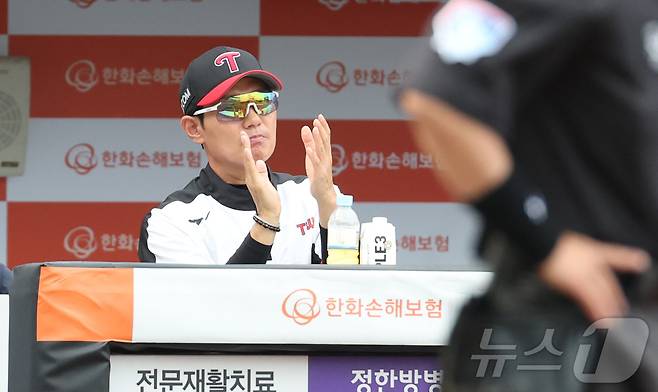 15일 대전 한화생명볼파크에서 열린 프로야구 '2025 신한 SOL 뱅크 KBO리그' 한화이글스 대 LG트윈스 경기에서 LG 염경엽 감독이 경기중 박수를 보내고 있다 2025.6.15/뉴스1 ⓒ News1 김기남 기자