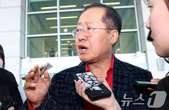 국민의힘 대선 경선에서 탈락한 뒤 정계 은퇴를 선언하고 하와이로 떠났던 홍준표 전 대구시장이 17일 인천국제공항을 통해 귀국해 인터뷰를 하고 있다. 2025.6.17/뉴스1 ⓒ News1 권현진 기자