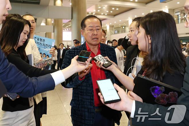 국민의힘 대선 경선에서 탈락한 뒤 정계 은퇴를 선언하고 하와이로 떠났던 홍준표 전 대구시장이 17일 인천국제공항을 통해 귀국해 인터뷰를 하고 있다. 2025.6.17/뉴스1 ⓒ News1 권현진 기자