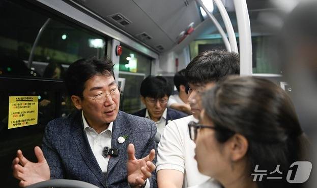 원강수 강원 원주시장이 지난 16일 오후 10시 30분부터 17일 0시까지 지역 최초 심야버스인 '대학N버스'에서 대학생, 고등학생 등과 시내버스 운행 사항 등에 대한 의견을 나눴다. (원주시 제공. 재판매 및 DB금지) 2025.6.17/뉴스1