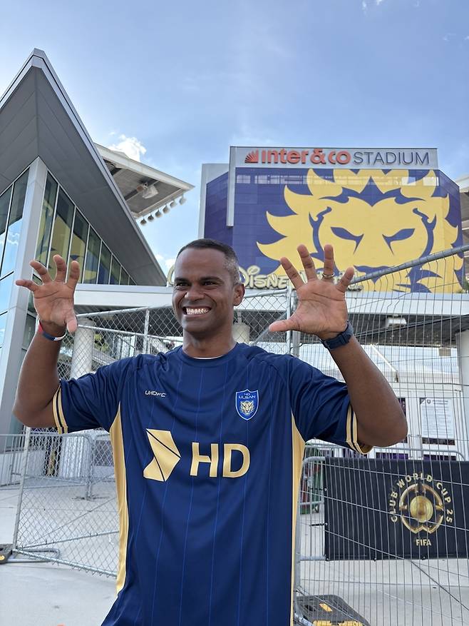 주니오가 울산의 클럽월드컵 유니폼을 착용하며  ‘어흥’ 포즈를 하고 있다. 사진 | 울산HD