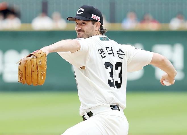 SSG 앤더슨이 15일 인천SSG랜더스필드에서 열린 2025 KBO리그 롯데전에 선발 등판해 힘차게 공을 던지고 있다. 사진 | SSG 랜더스