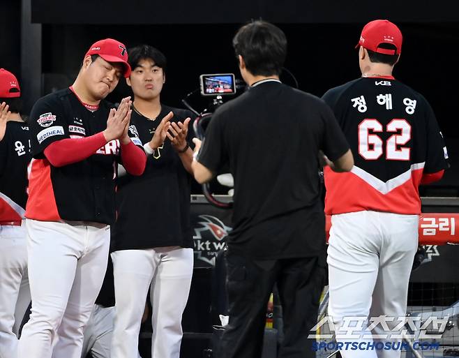 1일 수원KT위즈파크에서 열린 KIA와 KT의 경기, 8회말 2사 1,2루 KIA 정해영이 대타로 나선 KT 문상철을 삼진 처리하며 이닝을 마친 후 조상우의 환영을 받고 있다. 수원=허상욱 기자wook@sportschosun.com/2025.06.01/