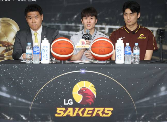 창원 LG 조상현 감독과 유기상 양준석이 챔피언결정전 미디어데이에서 인터뷰를 하고 있다. 연합뉴스