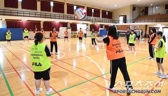 10일 서울 은평구 동명여자고등학교에서 서울림운동회 교구키트 전달식이 열렸다. 교구를 받은 학생들이 게임을 하고 있다. 정재근 기자 cjg@sportschosun.com/2025.6.10/