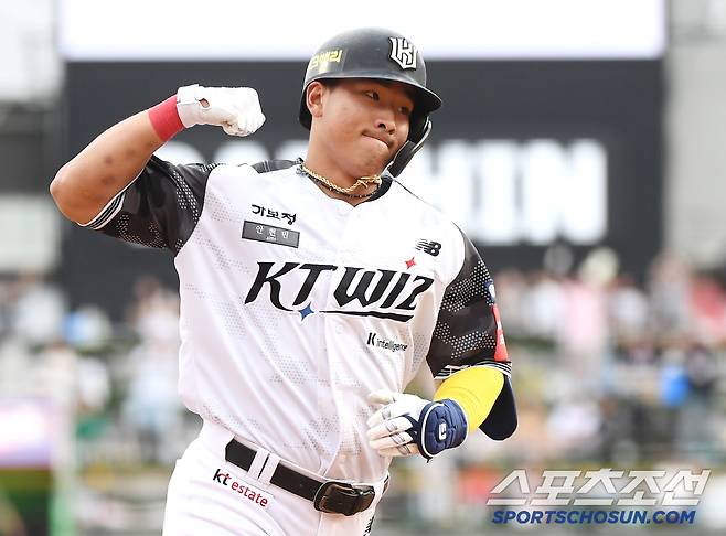 12일 수원 KT위즈파크에서 열린 롯데-KT전. 1회말 1사 1루 안현민이 투런포를 친 후 환호하고 있다. 수원=정재근 기자 cjg@sportschosun.com/2025.6.12/