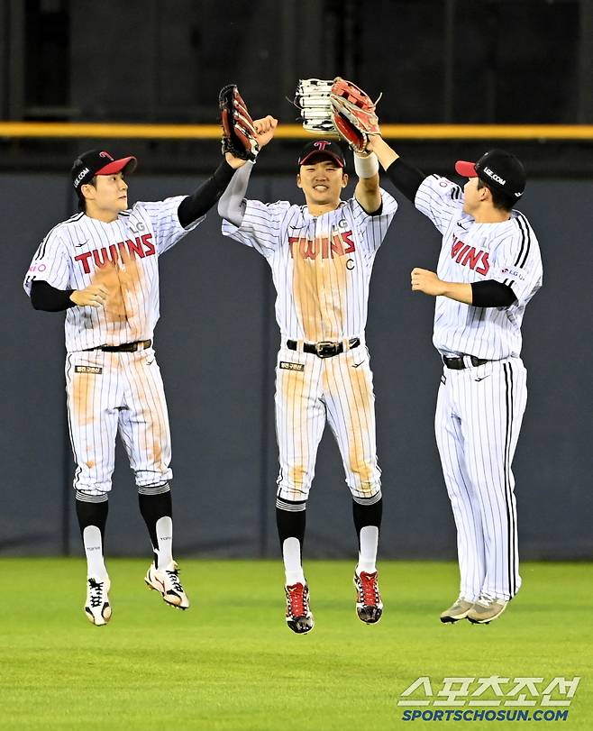 29일 잠실야구장에서 열린 한화와 LG의 경기, LG가 3대1로 승리했다. 승리의 기쁨을 나누는 최원영, 박해민, 문성주의 모습. 잠실=허상욱 기자wook@sportschosun.com/2025.05.29/