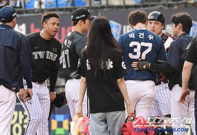 박건우에게 사과하는 에르난데스.