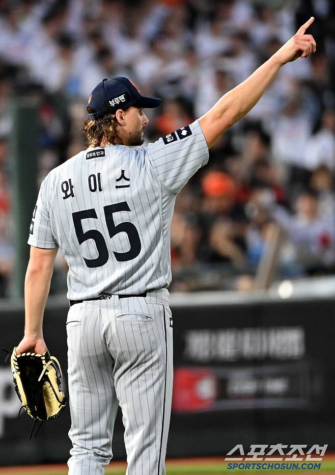 17일 부산 사직야구장에서 열린 한화와 롯데의 경기, 5회말 한화 와이스가 롯데 손호영의 타구를 호수비로 잡아준 중견수 이원석에게 고마움을 전하고 있다. 부산=허상욱 기자wook@sportschosun.com/2025.06.17/