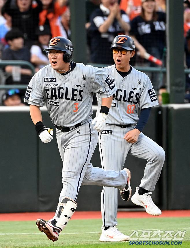 17일 부산 사직야구장에서 열린 한화와 롯데의 경기, 3회초 2사 1,3루 한화 안치홍이 선제 3점홈런을 치고 김재걸 3루 코치와 기쁨을 나누고 있다. 부산=허상욱 기자wook@sportschosun.com/2025.06.17/