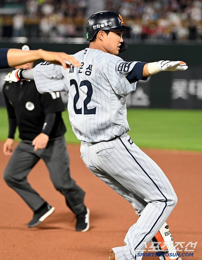 17일 부산 사직야구장에서 열린 한화와 롯데의 경기, 8회초 무사 1,2루 채은성이 희생번트를 대고 1루에서 세이프되고 있다. 부산=허상욱 기자wook@sportschosun.com/2025.06.17/