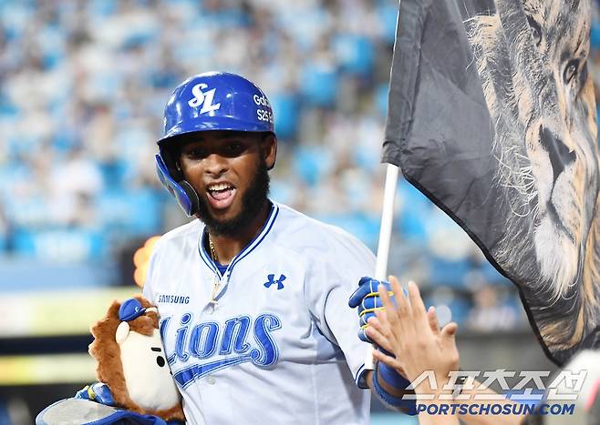 17일 대구 라이온즈파크에서 열린 두산-삼성전. 7회말 1사 디아즈가 솔로포를 친 후 환영받고 있다. 대구=정재근 기자 cjg@sportschosun.com/2025.6.17/