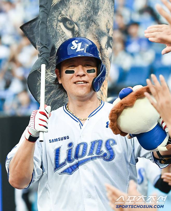 17일 대구 라이온즈파크에서 열린 두산-삼성전. 2회말 2사 3루 강민호가 투런포를 친 후 환영받고 있다. 대구=정재근 기자 cjg@sportschosun.com/2025.6.17/